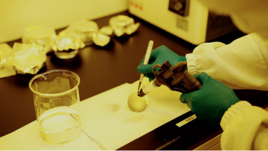 中国首枚超导量子芯片成功海外交付,量子计算新突破引领科技潮流